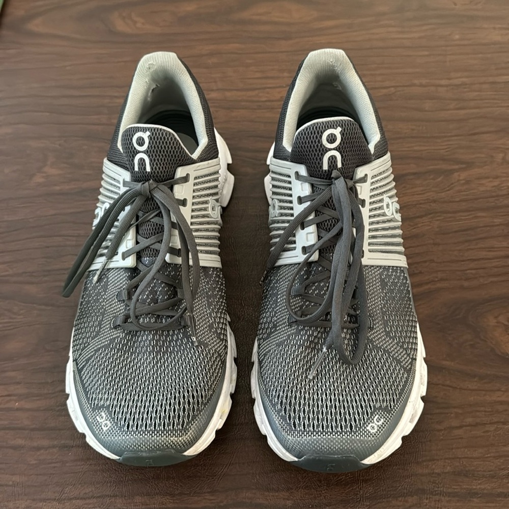 On cloud running shoes - size 9.5 mens